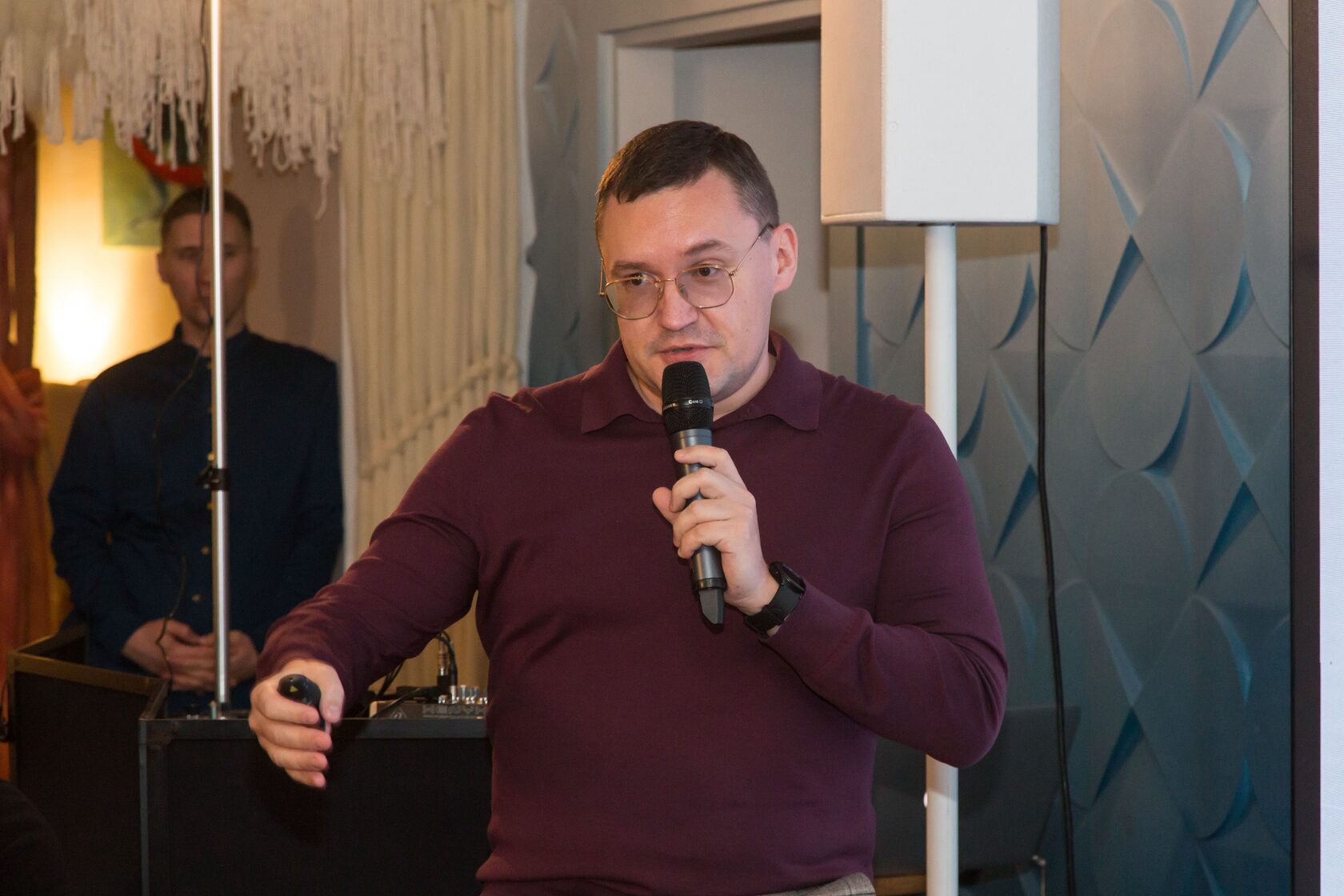 Игорь Ерёмин на выступлении
